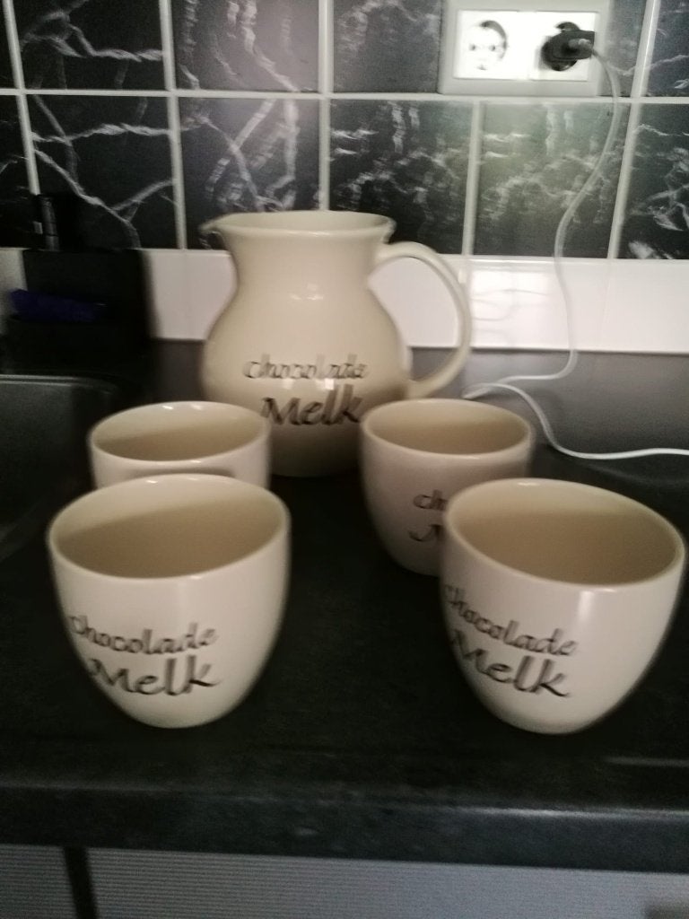 4 mokken en kan, Ophalen, Zo goed als nieuw, Overige stijlen, Kop(pen) en/of Schotel(s)