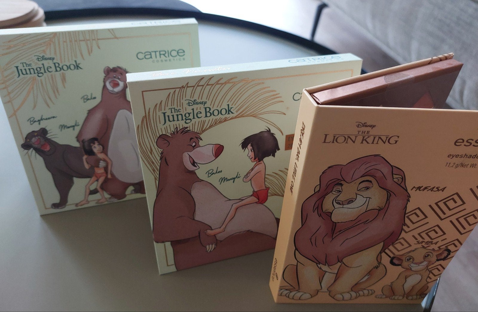 3 oogschaduwpaletten Essence en Catrice Disney, Nieuw, Ophalen of Verzenden, Make-up, Overige kleuren