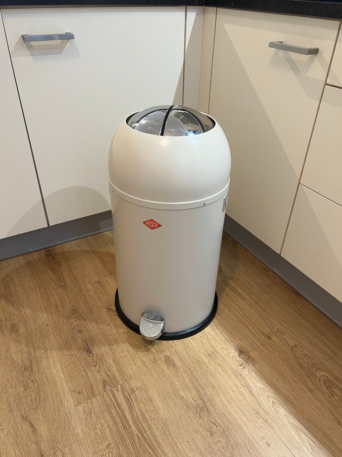 Wesco Kickmaster 33L Pedaal - Crème - Zo goed als nieuw, Huis en Inrichting, Woonaccessoires | Prullenbakken, Ophalen, Met pedaal