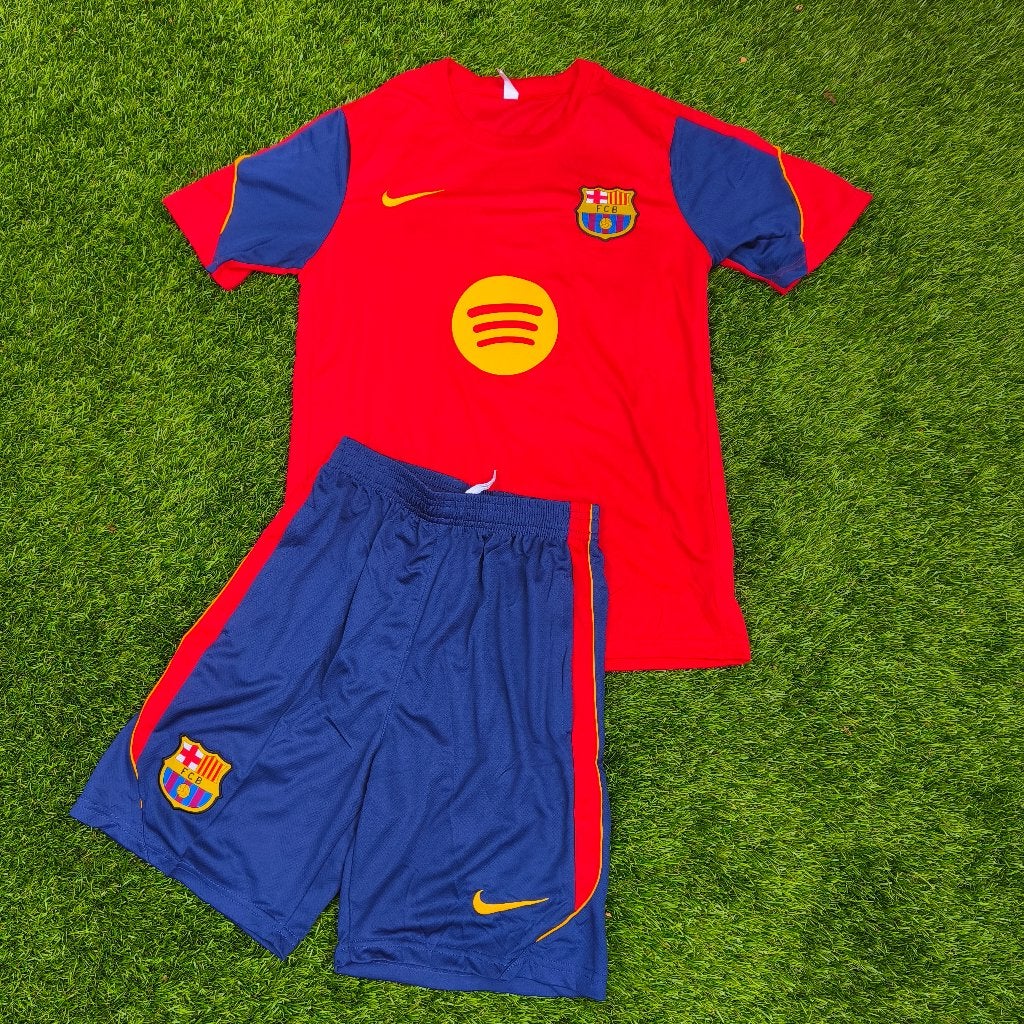 Fc Barcelona 26 27 trainingspak korte broek maat S, Sport en Fitness, Voetbal, Maat S, Verzenden, Nieuw, Set
