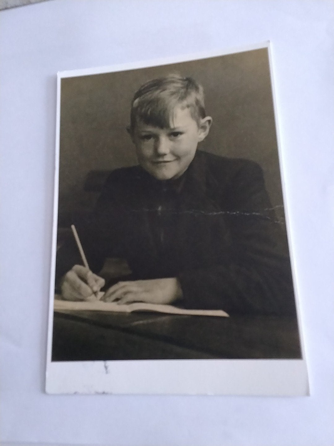 Oude schoolfoto / ansichtkaart van jongen aan bureau, Ophalen of Verzenden, 1940 tot 1960, Gelopen