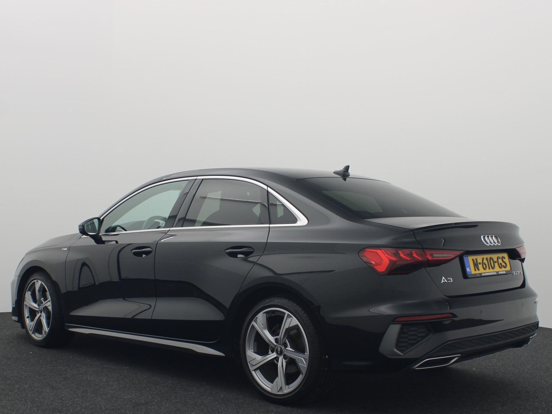 Audi A3 Limousine 30 TFSI S edition AUTOMAAT / S-LINE / NAVI, Auto's, Audi, Gebruikt, Leder en Stof, Origineel Nederlands, Bedrijf