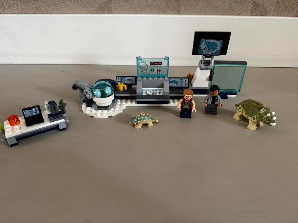 Lego Jurassic World 75939 Dr. Wu's Laboratorium ZGAN Complee, Ophalen of Verzenden, Zo goed als nieuw, Lego