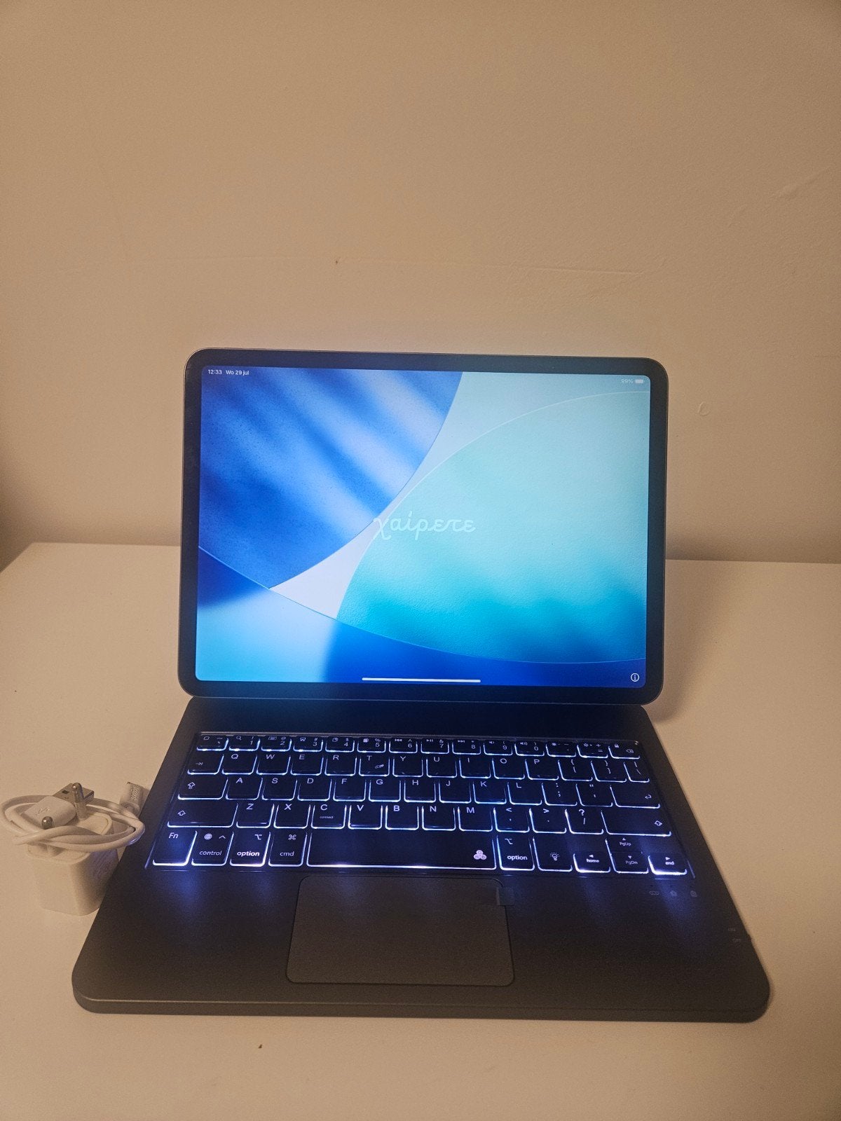 Apple iPad Pro 11 met verlicht nieuw toetsenbord en oplader, Computers en Software, Apple iPads, Zo goed als nieuw, Apple iPad Pro