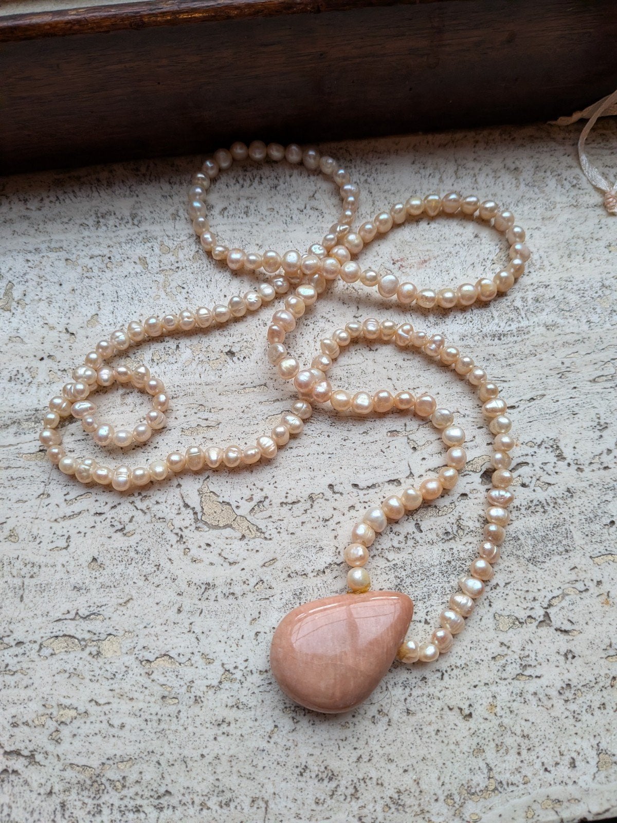 Parelketting met hanger van maansteen, Sieraden, Tassen en Uiterlijk, Ophalen of Verzenden, Zo goed als nieuw, Roze, Overige materialen