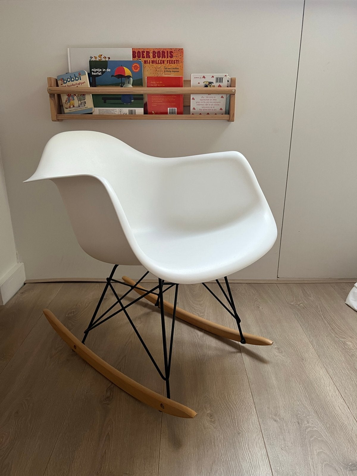 Witte schommelstoel in Eames-stijl, Huis en Inrichting, Stoelen, Ophalen, Kunststof, Gebruikt, Wit