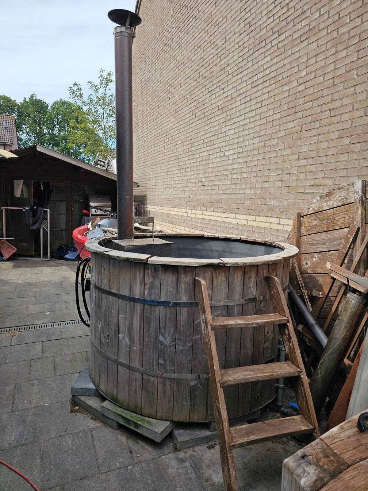 Houten Hot Tub met Externe Kachel en Pomp, Ophalen of Verzenden, Gebruikt, Trap, Vast