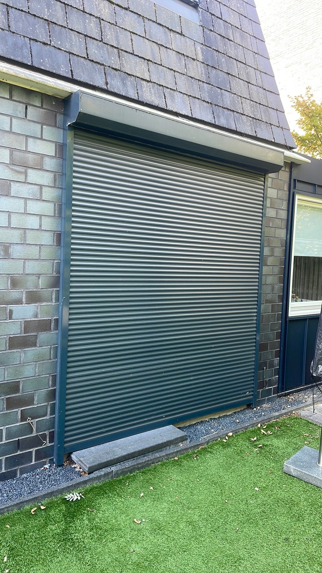 Breed metalen rolluik elektrisch. Met afstandsbediening, Ophalen, 200 cm of meer, Zo goed als nieuw, 200 cm of meer