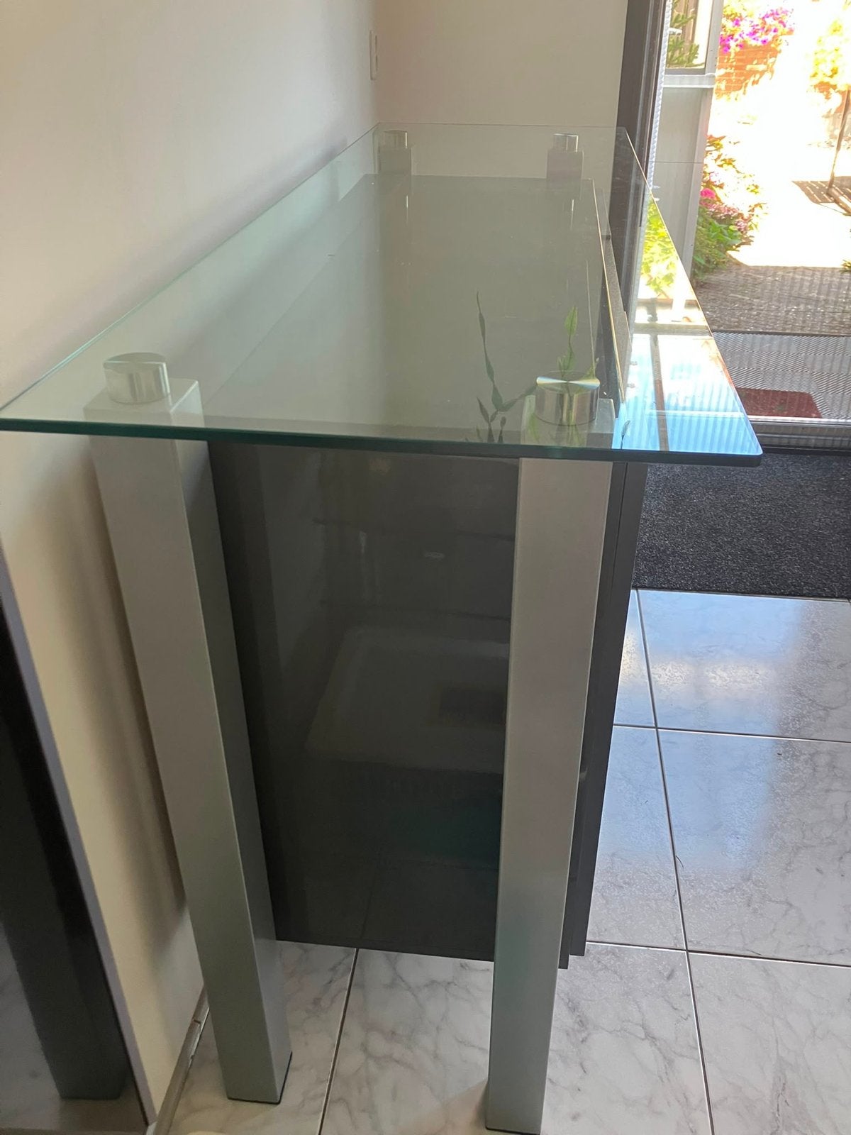 Moderne dressoir met glazen blad en lades/deuren, Ophalen, Gebruikt, 100 tot 150 cm, Glas