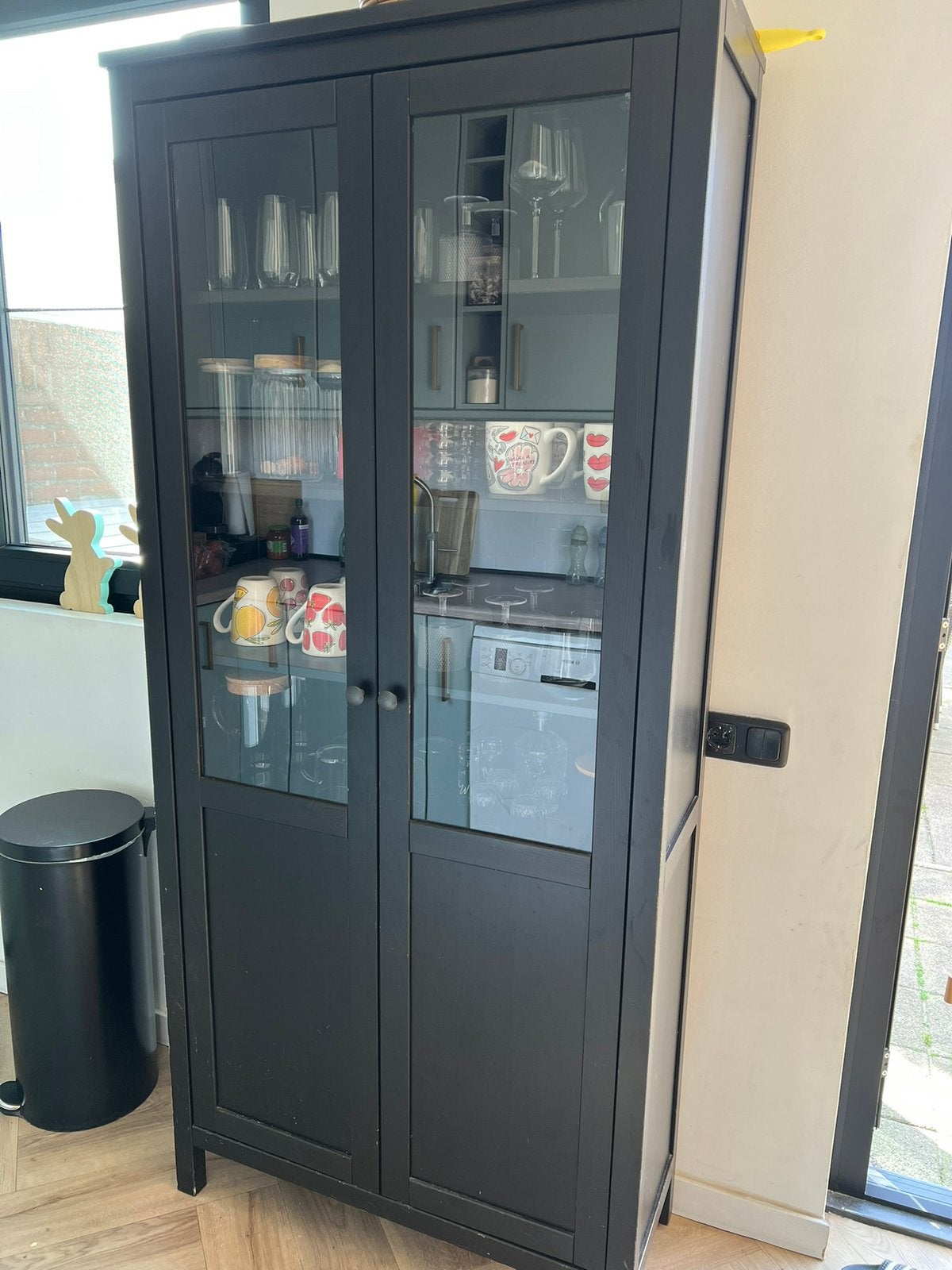 Zwart/bruine vitrine kast ikea, Ophalen, 50 tot 100 cm, Zo goed als nieuw, 150 tot 200 cm