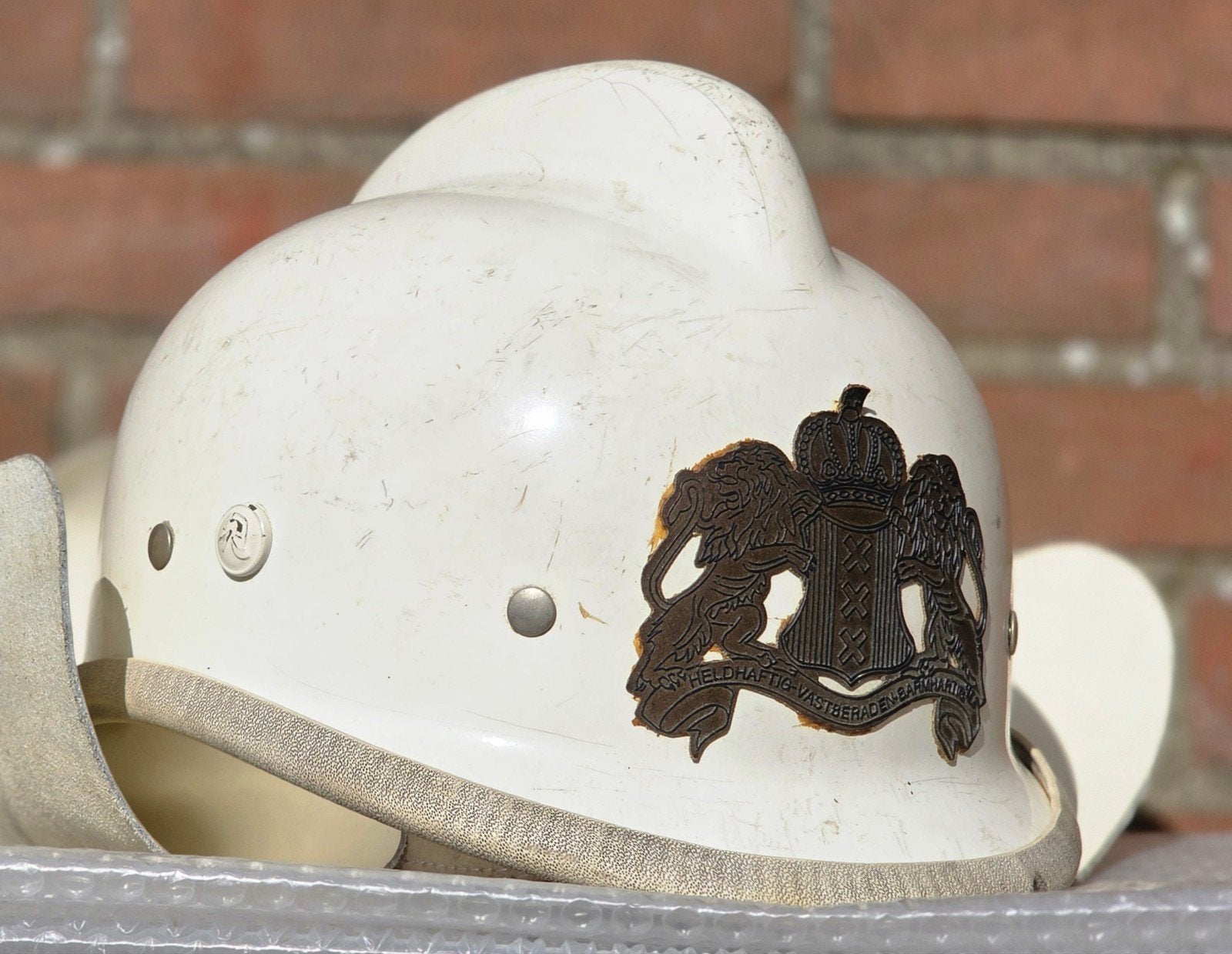brandweerhelm brandweer Nederland Amsterdam Innova, Ophalen of Verzenden, Landmacht, Nederland, Embleem of Badge