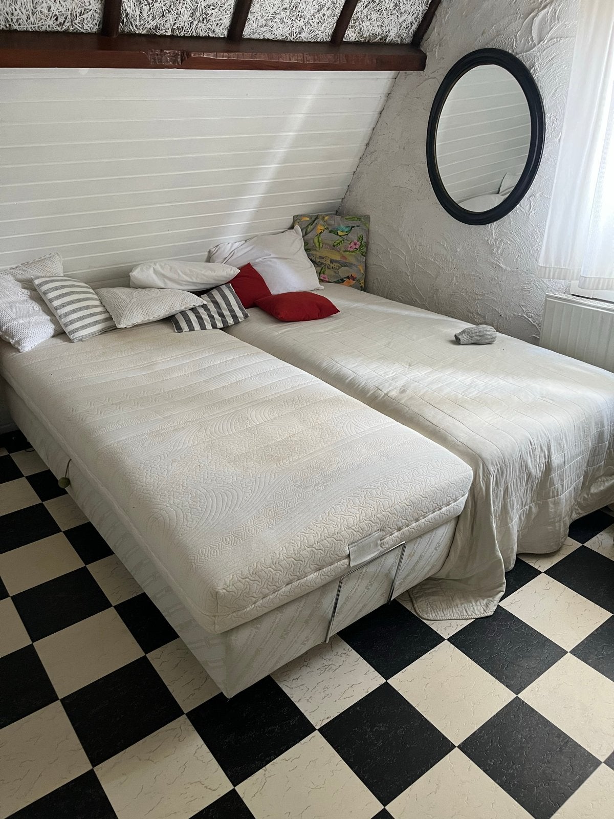 Twee boxspring bedden 90x220 met natuurlatex matrassen, Huis en Inrichting, Slaapkamer | Bedden, Ophalen, Gebruikt, 90 cm, Eenpersoons