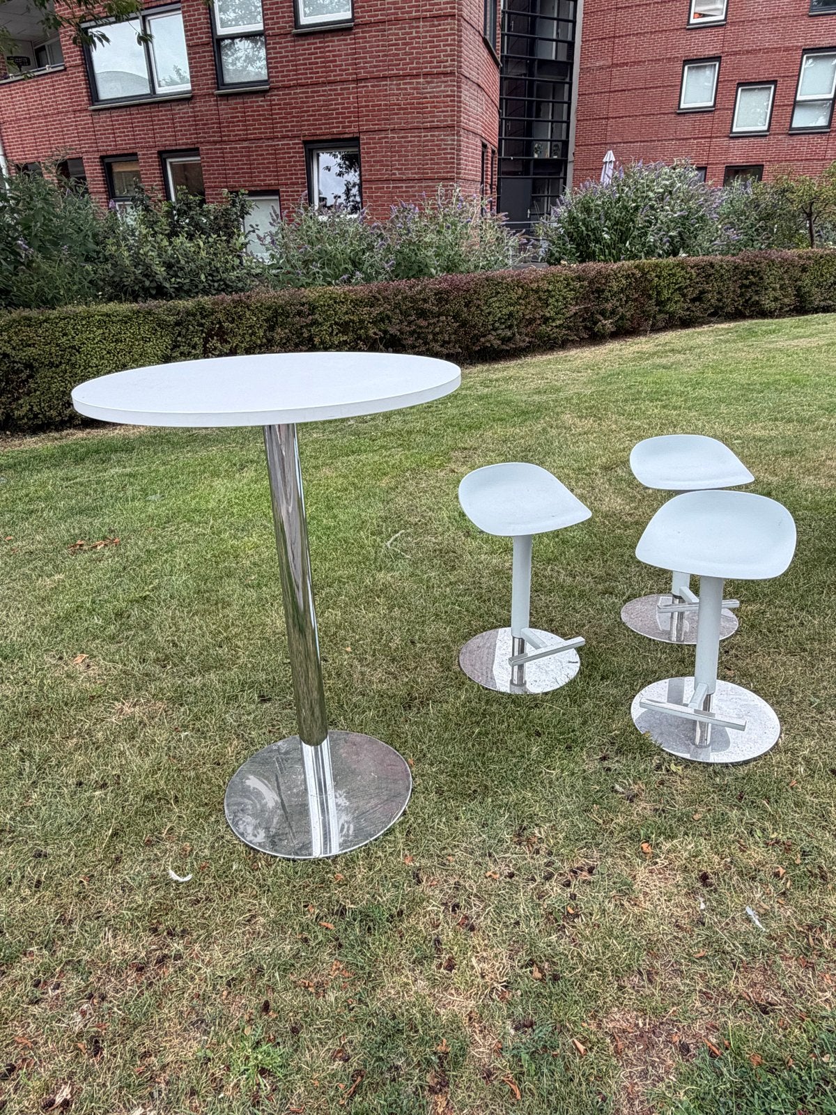 Stijlvolle bartafel met 3 krukken - Wit en Chroom, Kunststof, Gebruikt, In hoogte verstelbaar, Ophalen of Verzenden