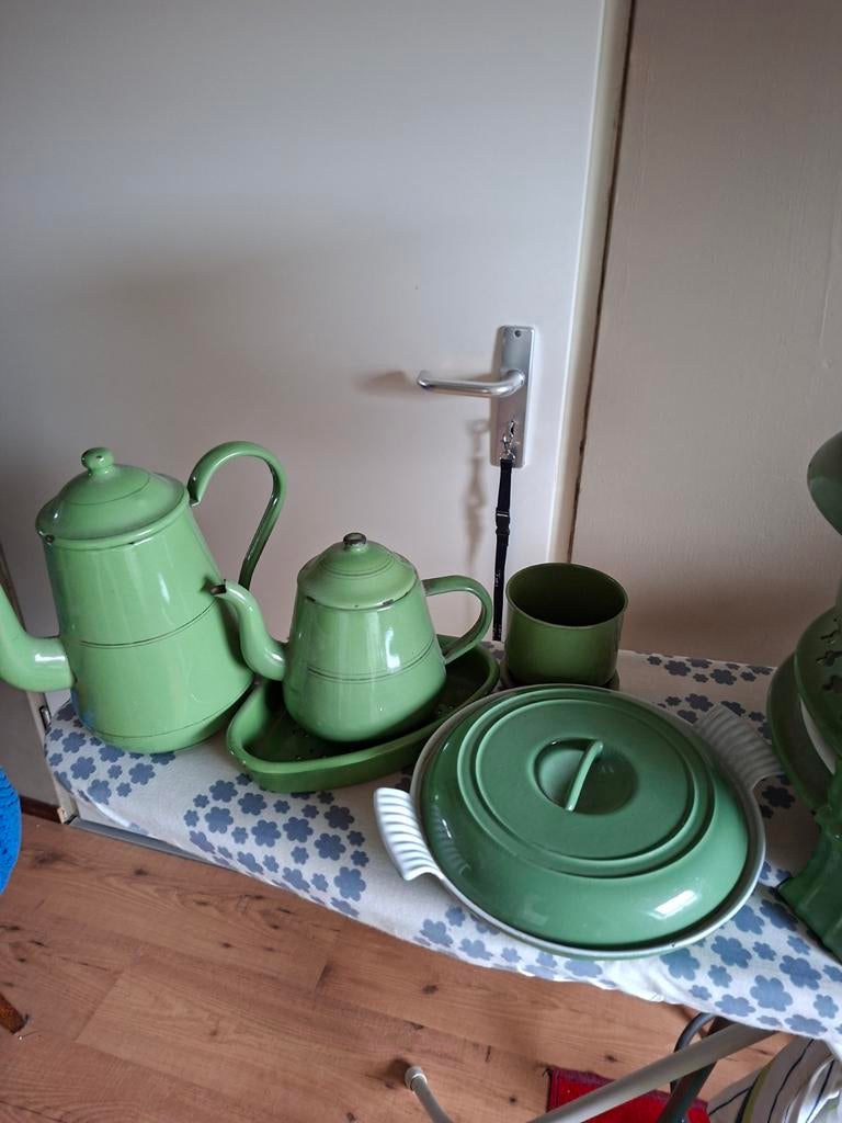 Verzameling groen emaille, Ophalen