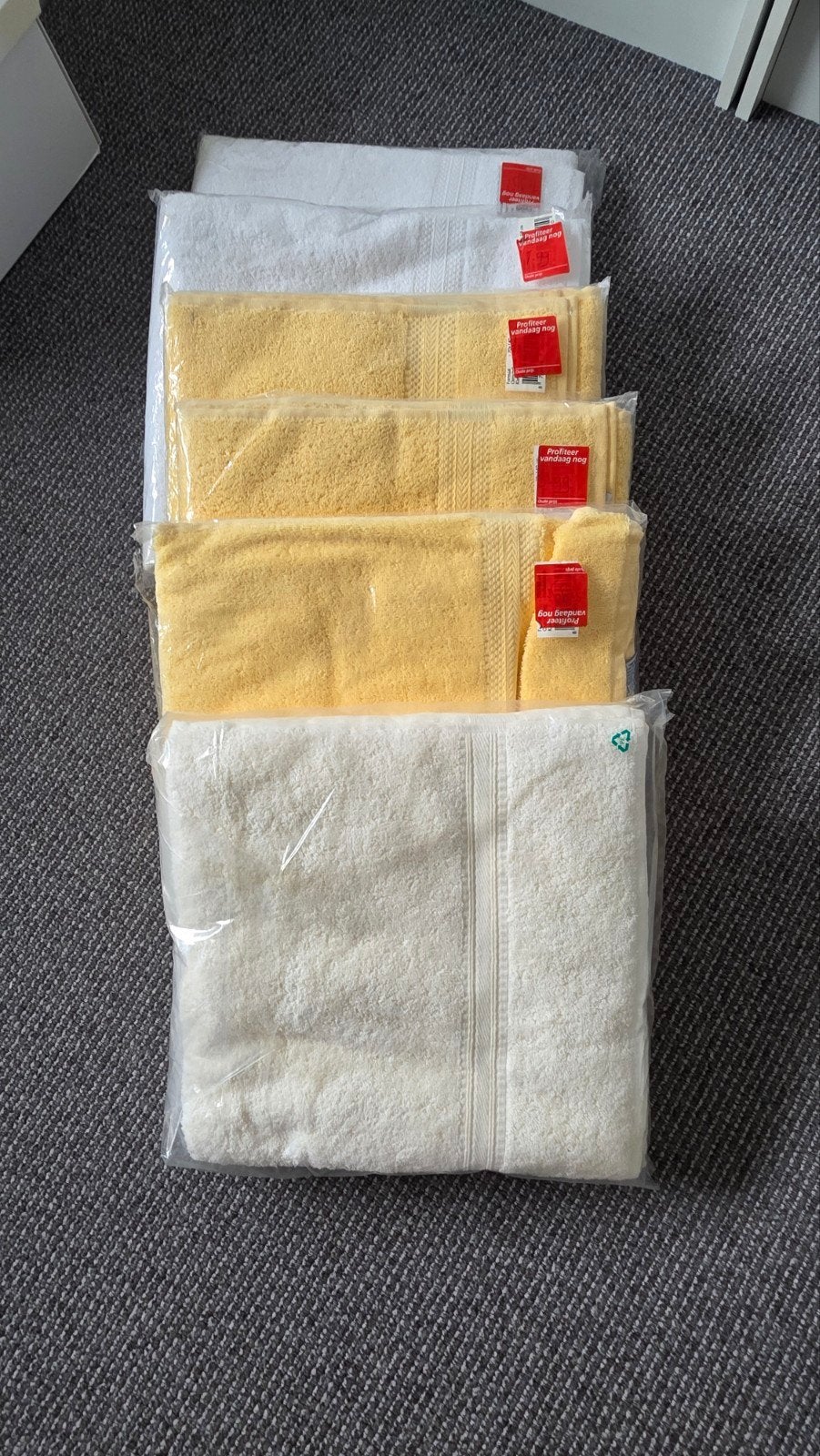 Set nieuwe handdoeken 70x140 cm - Geel en Wit, Ophalen of Verzenden, Nieuw, Geel, Handdoek