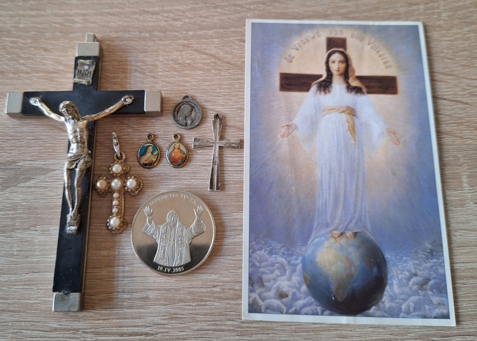Religieuze Verzameling. Jesus Kruis, Kruis Hangertje, Maria, Verzamelen, Ophalen of Verzenden, Nieuw