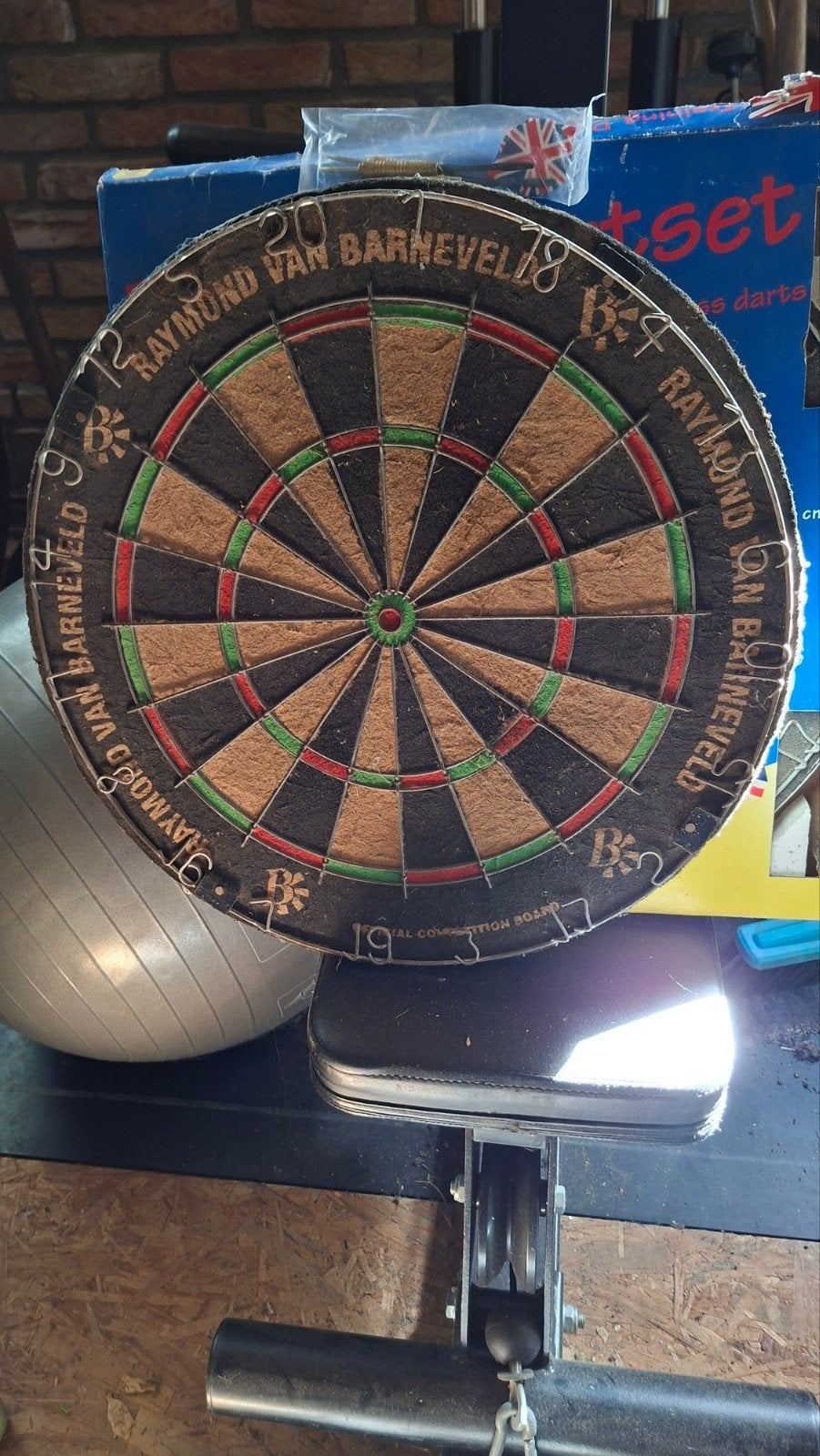 Dartbord inclusief 3 pijlen te koop., Ophalen, Zo goed als nieuw, Dartbord