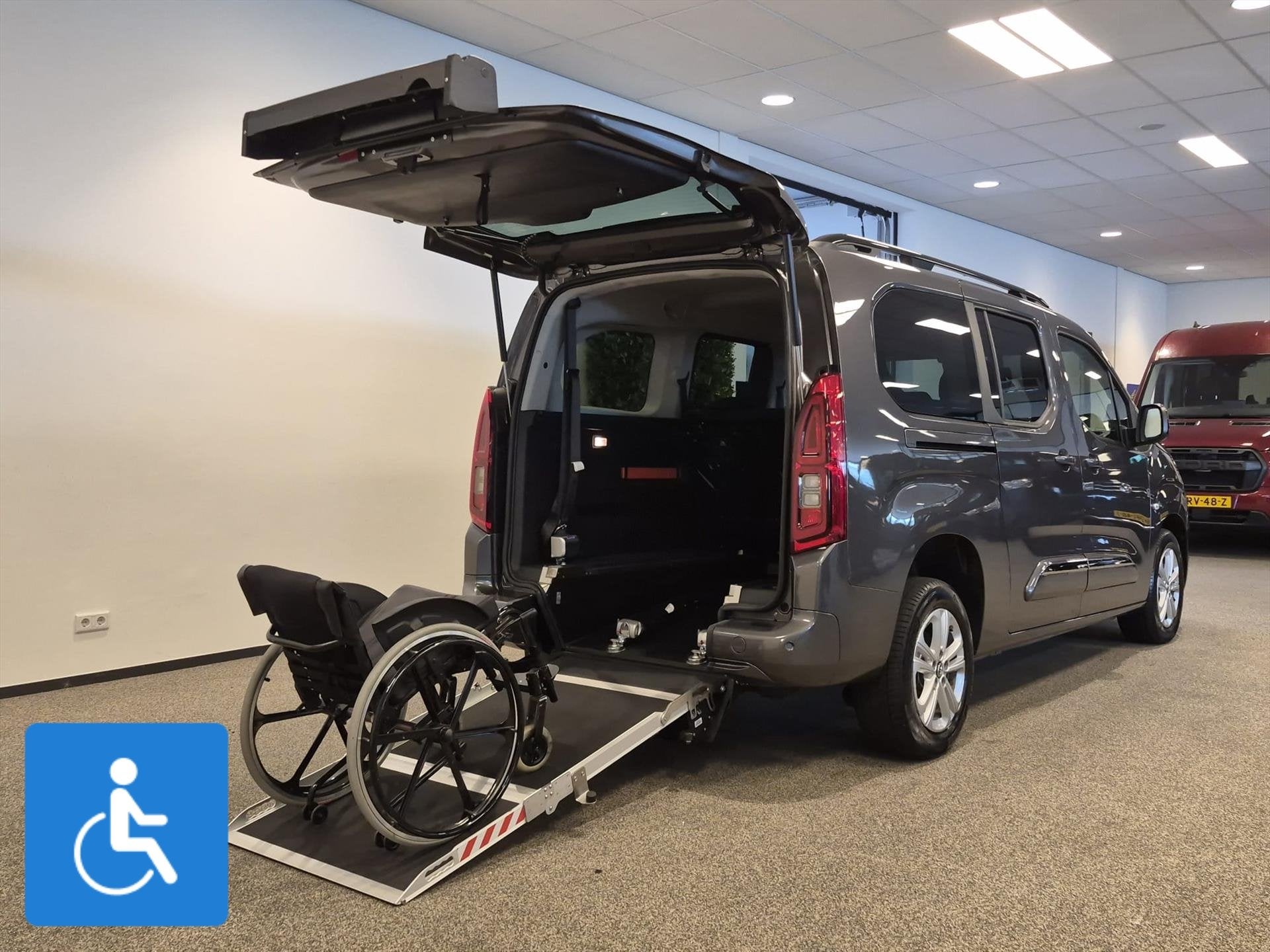 Toyota Proace City Verso L2 Rolstoelauto 5+1, 12 maanden, Stof, Gebruikt, Zwart