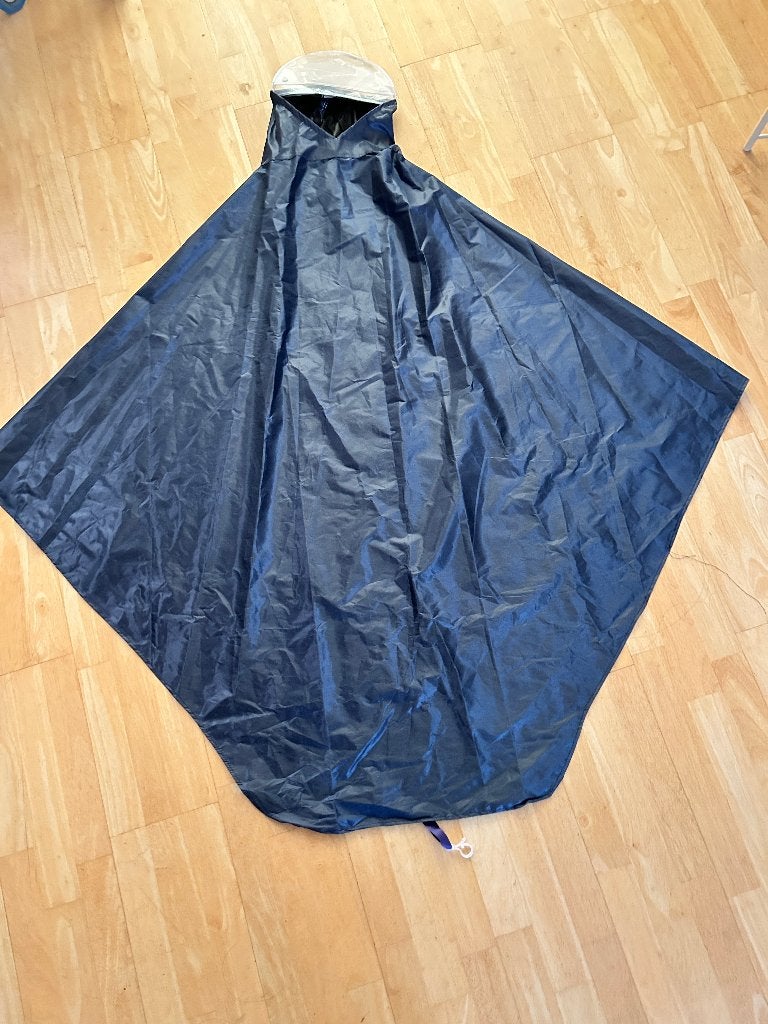 Donkerblauwe regenponcho - Ideaal voor onverwachte buien, Caravans en Kamperen, Ophalen, Zo goed als nieuw, Regenjas, Dames