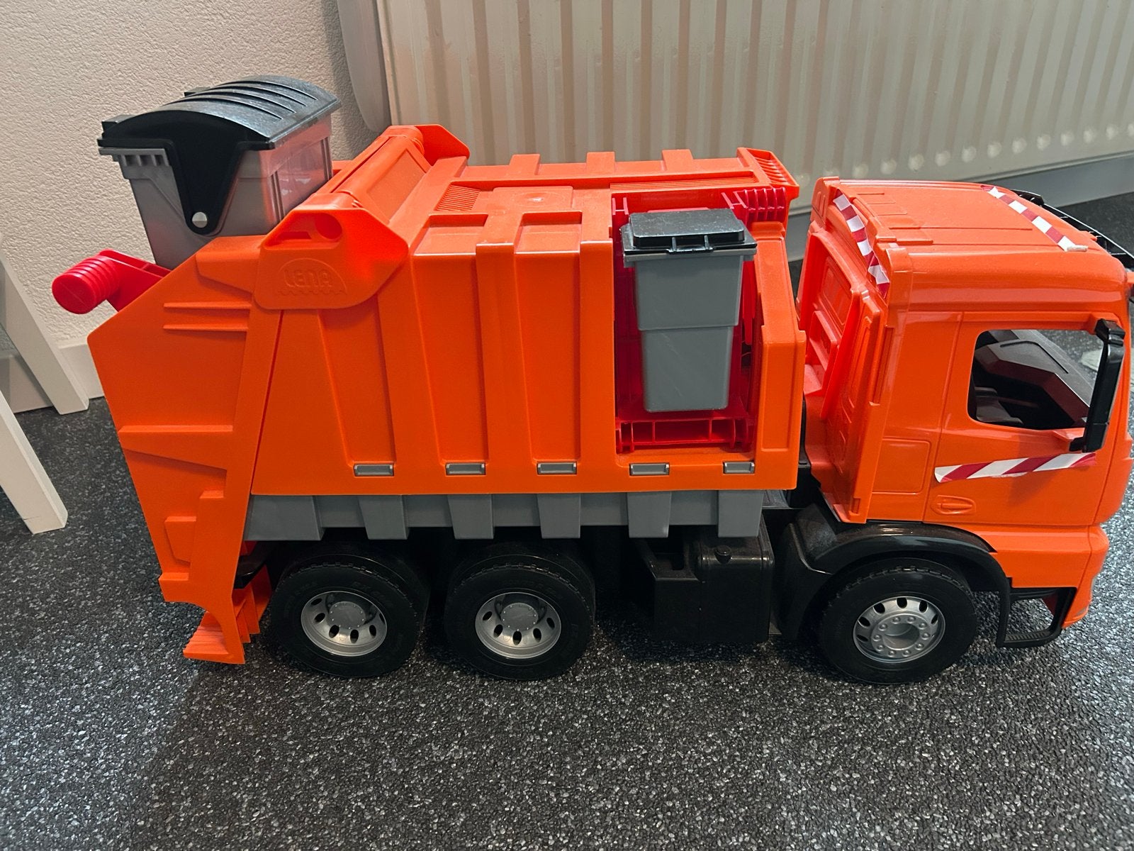 Grote speelgoed vuilniswagen met containers, Ophalen, Zo goed als nieuw