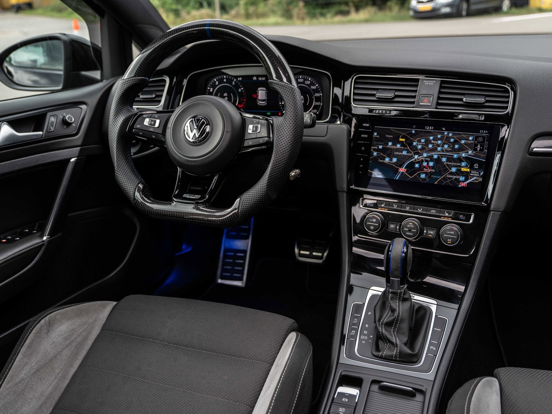 Volkswagen Golf 2.0 TSI R 4Motion - VIRTUAL COCKPIT - PANORA, Automaat, Gebruikt, 4 cilinders, 1984 cc