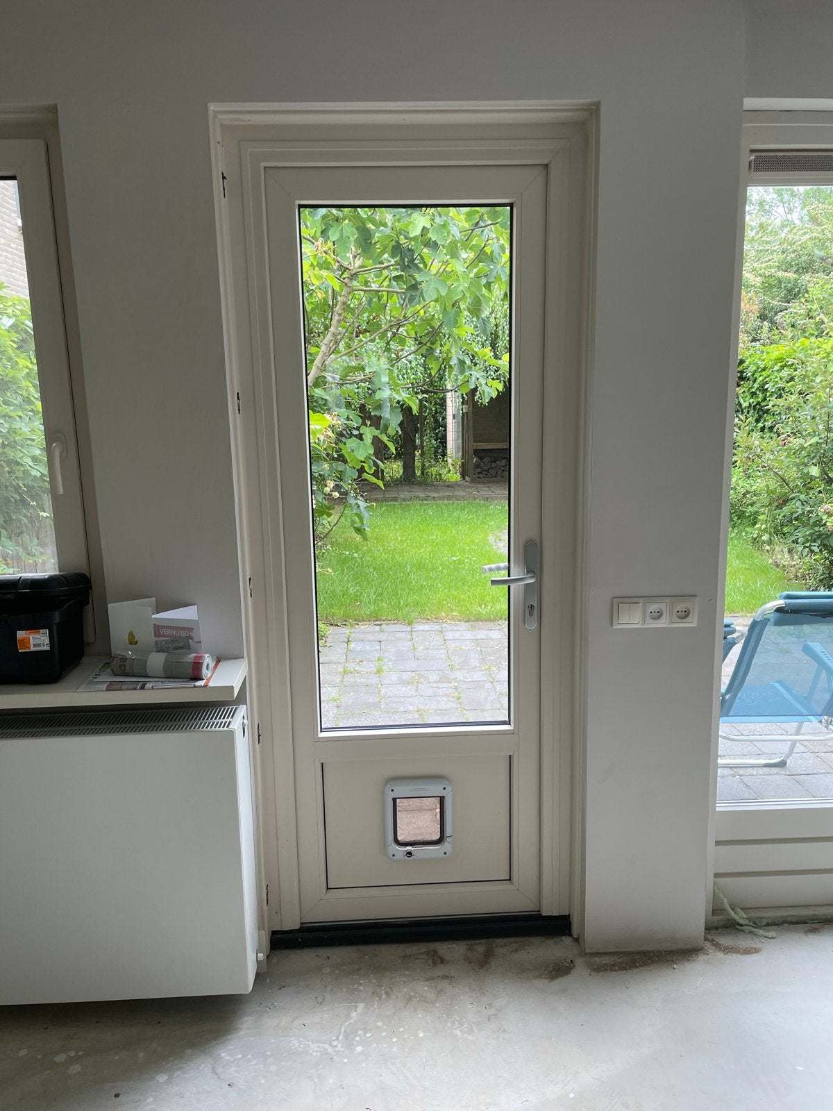 Buitendeur met kattenluik en glas en kozijn, Ophalen, Gebruikt, 80 tot 100 cm, 215 cm of meer