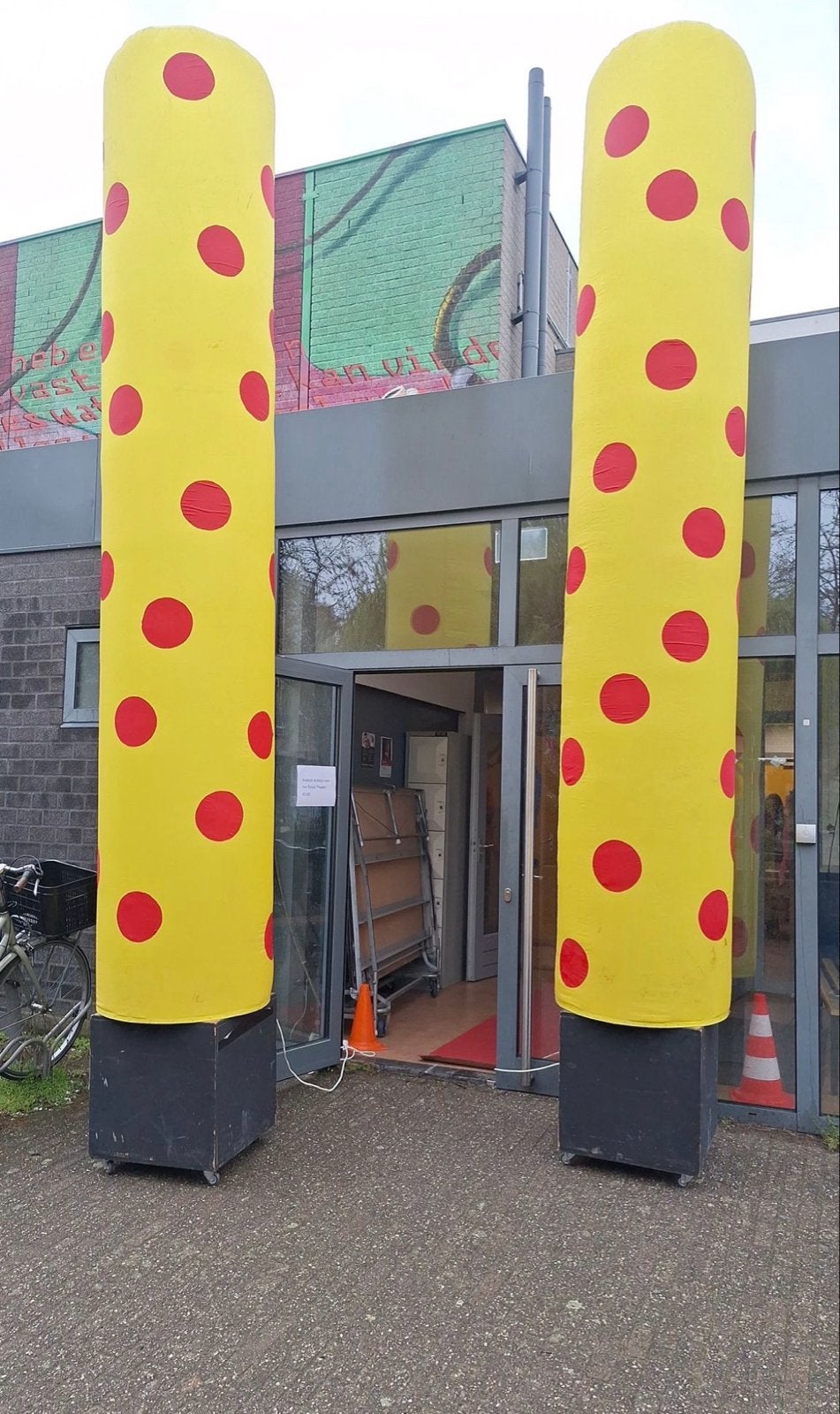 Opblaasbare Feestpilaren (SkyTubes) Geel met Rode Stippen, Hobby en Vrije tijd, Feestartikelen, Gebruikt, Versiering, Verjaardag