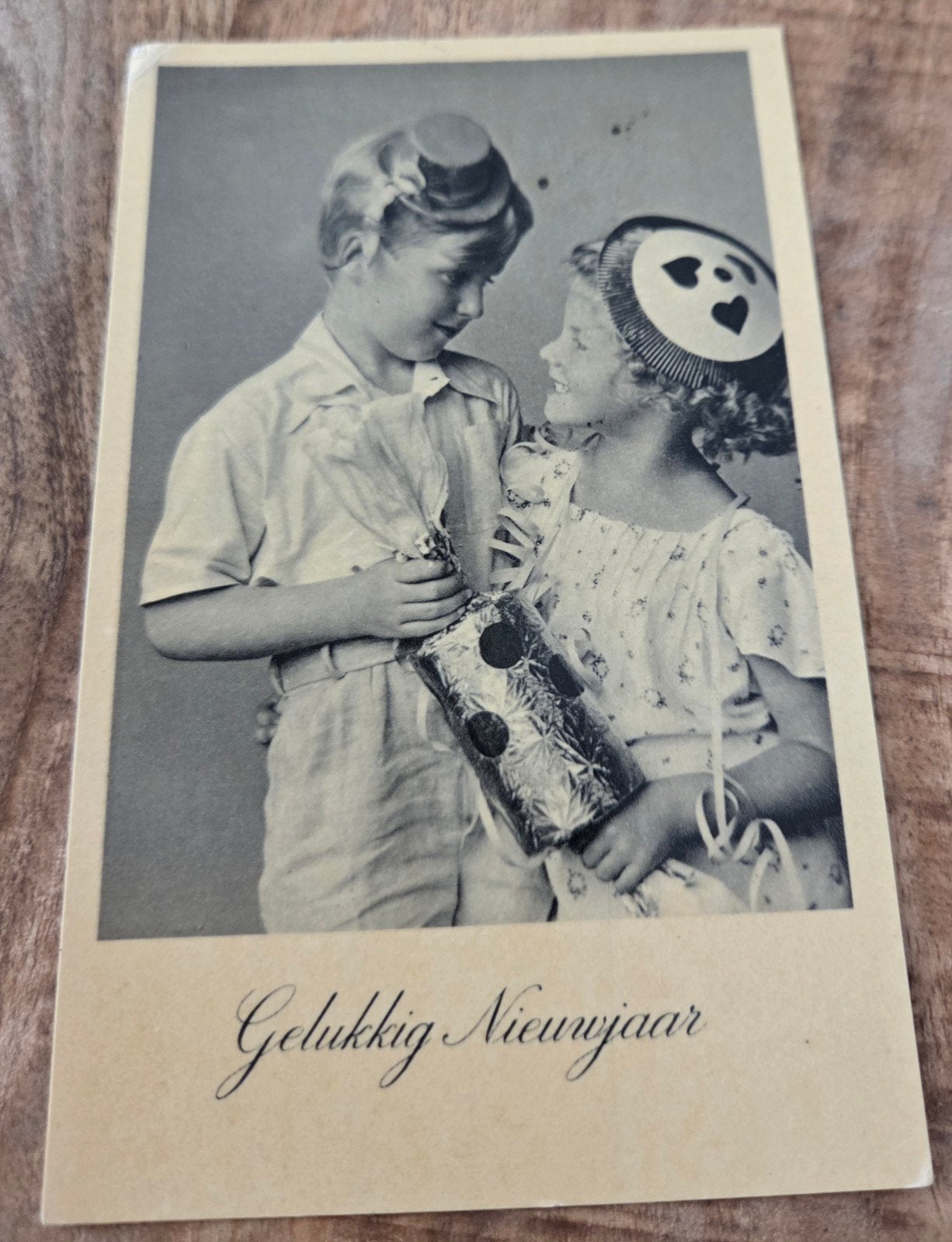 Gelukkig Nieuwjaar, jongen en meisje, Verzamelen, Ansichtkaarten | Themakaarten, Verzenden, 1940 tot 1960, Ongelopen, Kinderen
