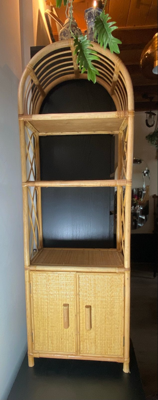 Vintage Rotan Boogkast met Deurtjes en Open Legplanken, Ophalen, Overige materialen, Minder dan 50 cm, Gebruikt