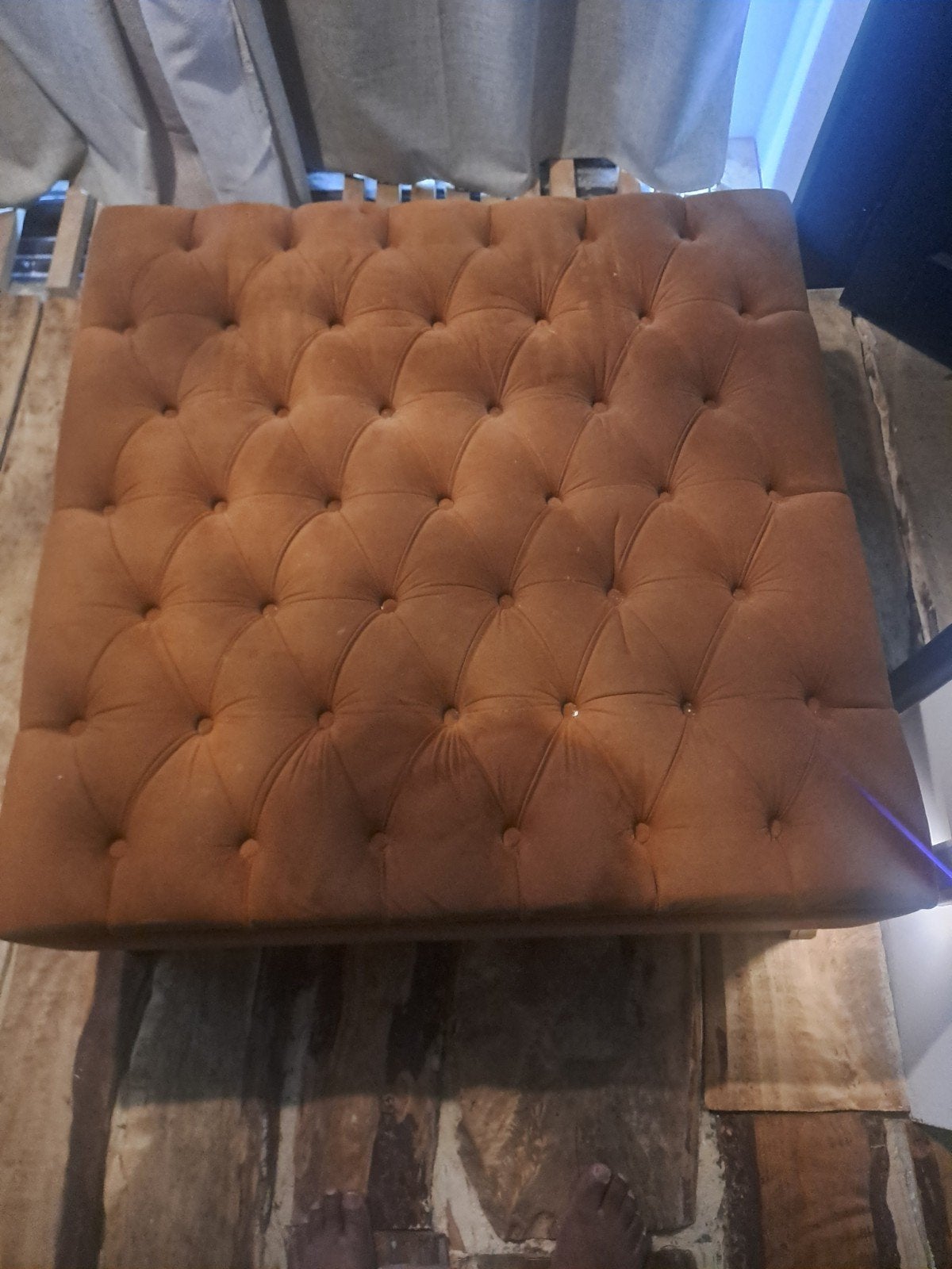 Bruine gestoffeerde poef met knopen, Gebruikt, Vierkant, 75 tot 100 cm, 75 tot 100 cm