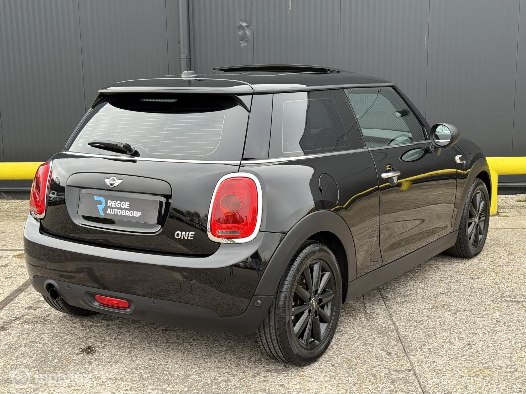 Mini Cooper 1.2 AUTOMAAT | PANORAMADAK | NIEUWSTAAT, Auto's, Gebruikt, 1095 kg, 4 stoelen, 1198 cc