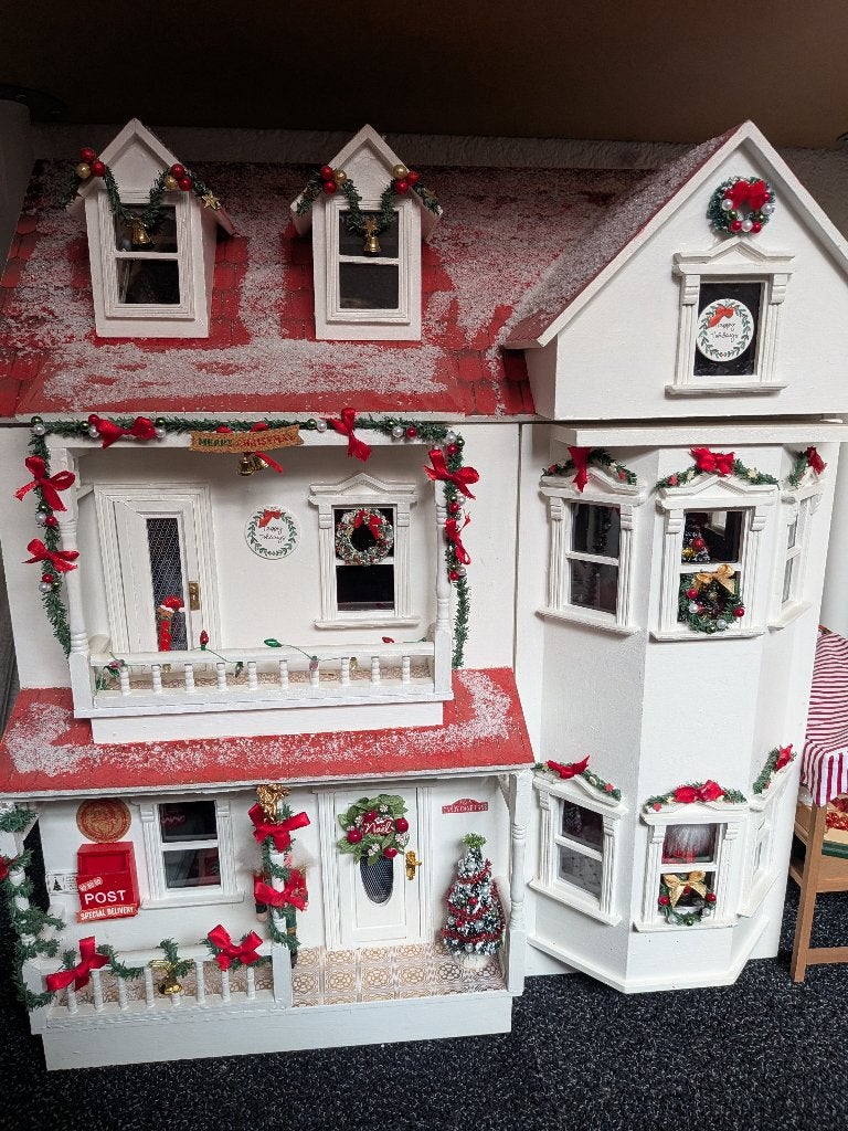 Poppenhuis kerst 1:12, Verzamelen, Poppenhuizen en Toebehoren, Ophalen, Zo goed als nieuw, Poppenhuis
