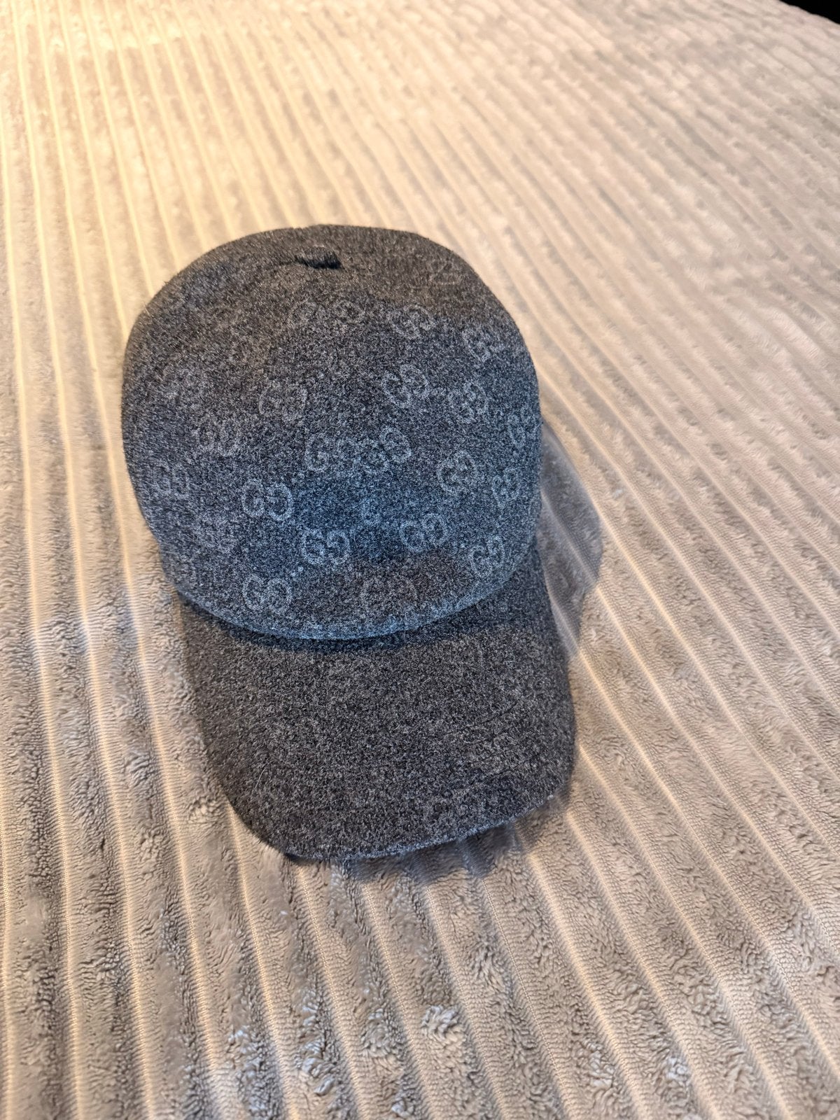 Orginele Gucci Pet - Grijs met GG-patroon - Maat M (57 cm), Ophalen of Verzenden, Zo goed als nieuw, Pet