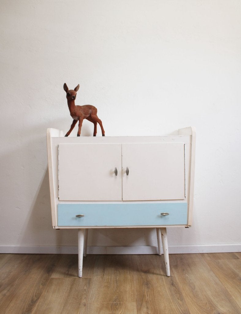 Compacte vintage commode met blauwe lade. Witte retro kast, O, O, 75 tot 100 cm, Commode