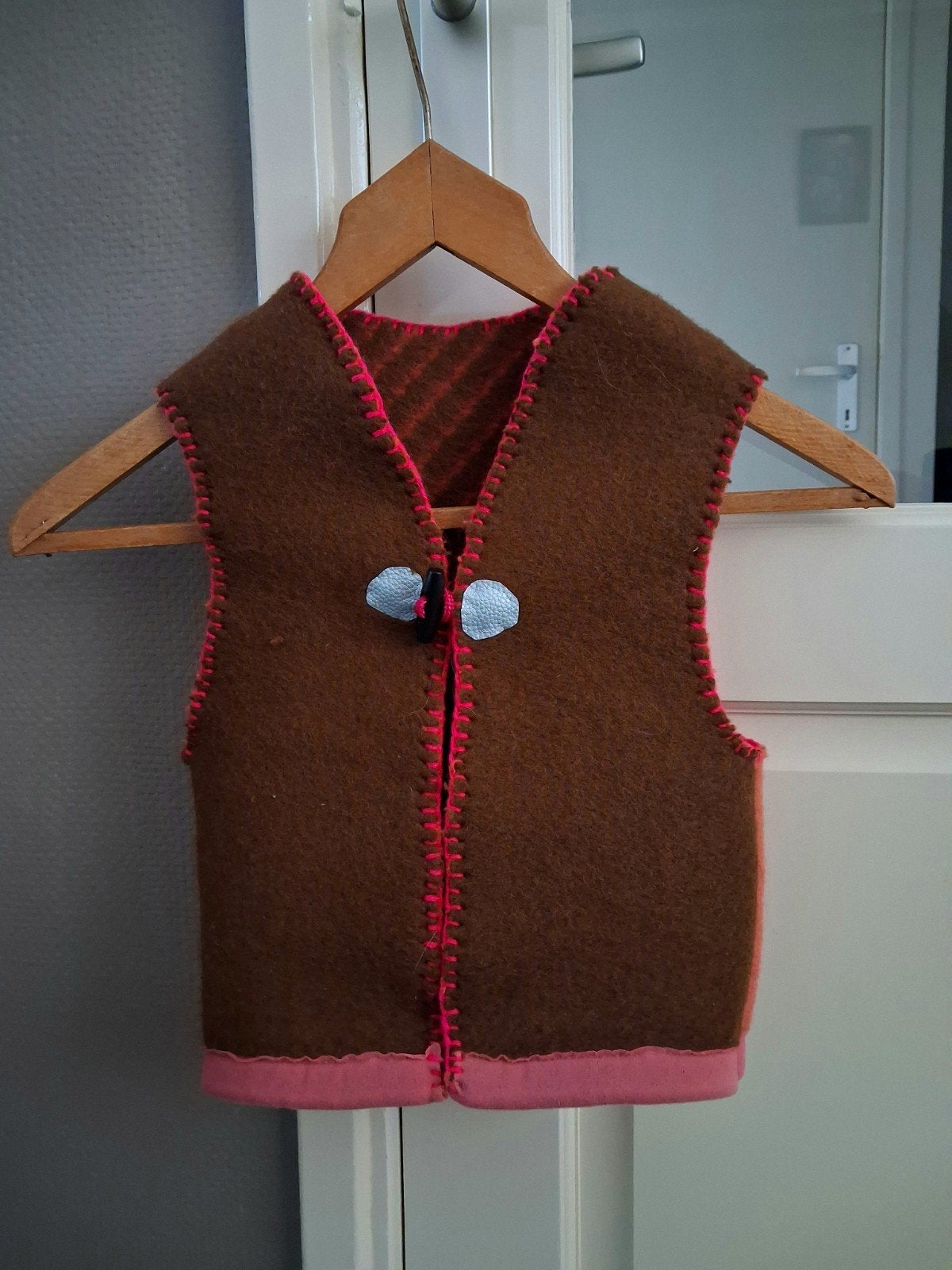 Handgemaakt kinder vestje - bruin met roze accenten, Kinderen en Baby's, Ophalen of Verzenden, Zo goed als nieuw, Handgemaakt