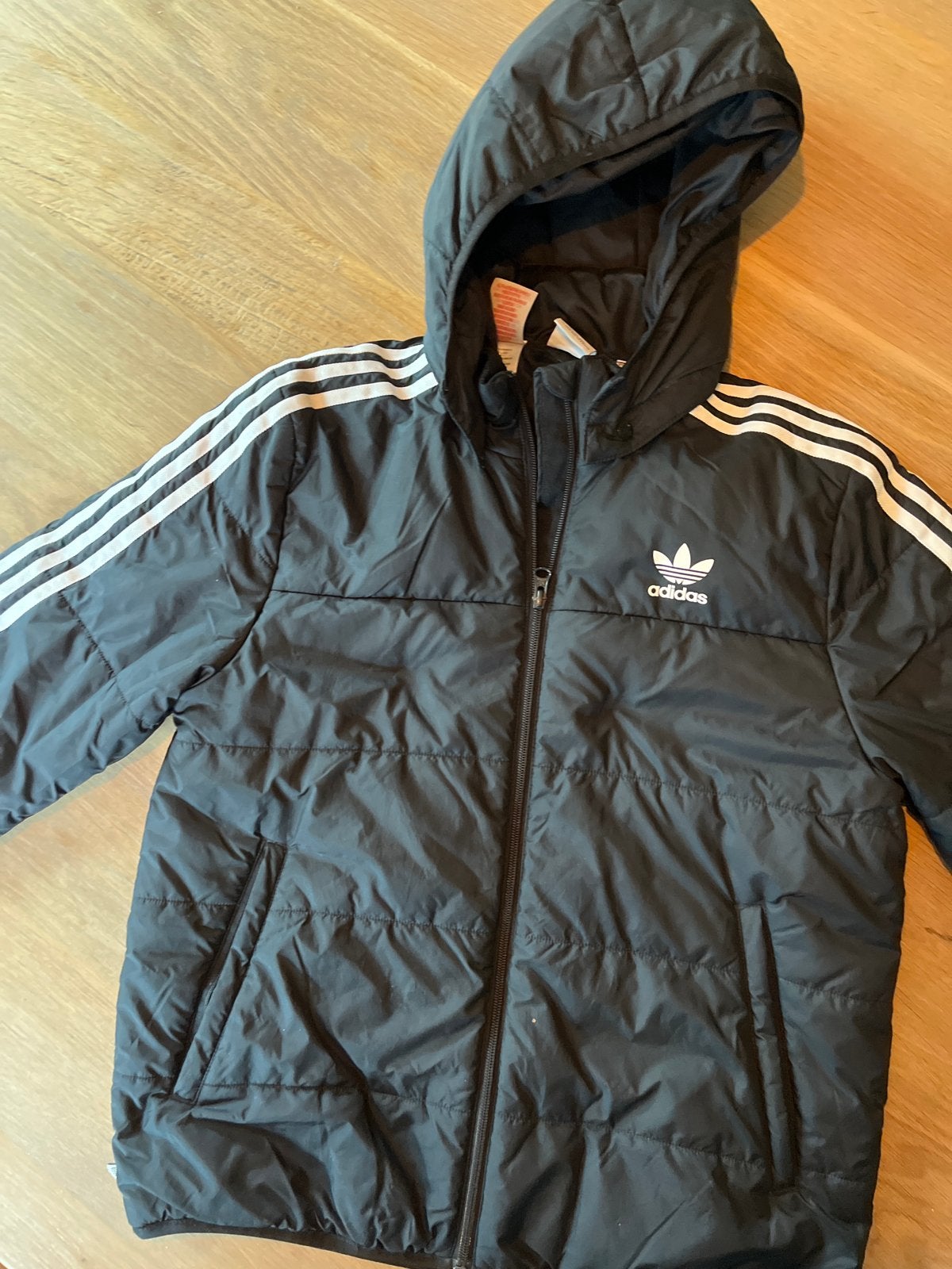 Adidas gewatteerde jas met capuchon - Zwart (maat 164), Kinderen en Baby's, Ophalen of Verzenden, Zo goed als nieuw, Jongen of Meisje