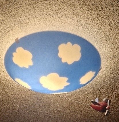 Vrolijke kinderlamp - blauwe lucht met wolken en vliegtuigje, Blauw, Kunststof, Gebruikt, Ophalen of Verzenden