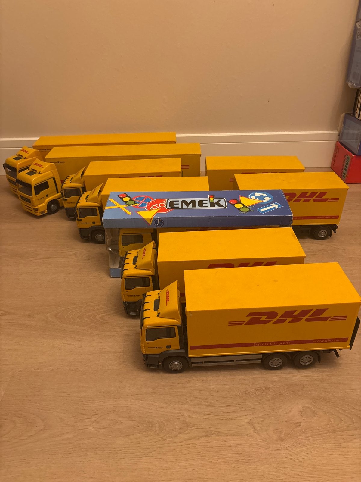 7x MAN DHL vrachtwagens - Emek schaalmodellen, Ophalen of Verzenden, Zo goed als nieuw