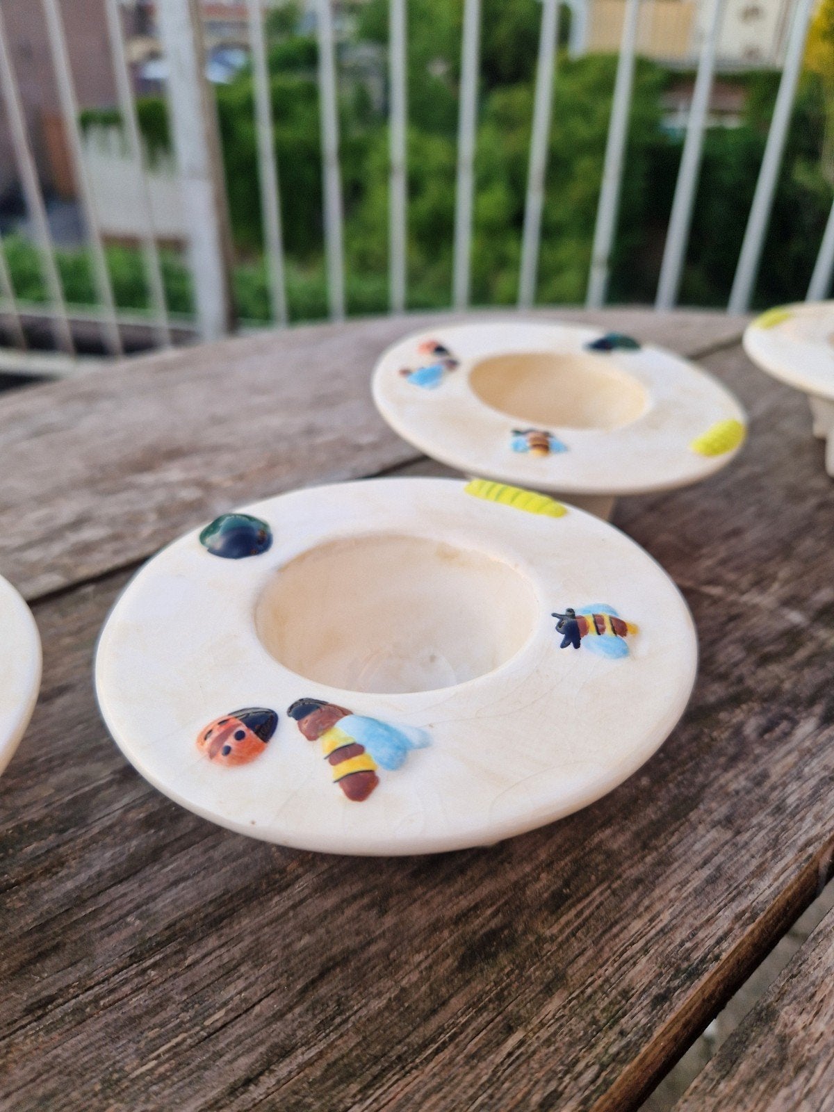 Set van 4 vrolijke eierdopjes met insecten, Huis en Inrichting, Gebruikt, Keramiek, Overige typen, Ophalen of Verzenden