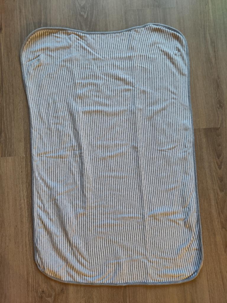 Hema Grijs-witte deken 60x85 cm, Ophalen of Verzenden, Zo goed als nieuw, 70 tot 85 cm, Deken