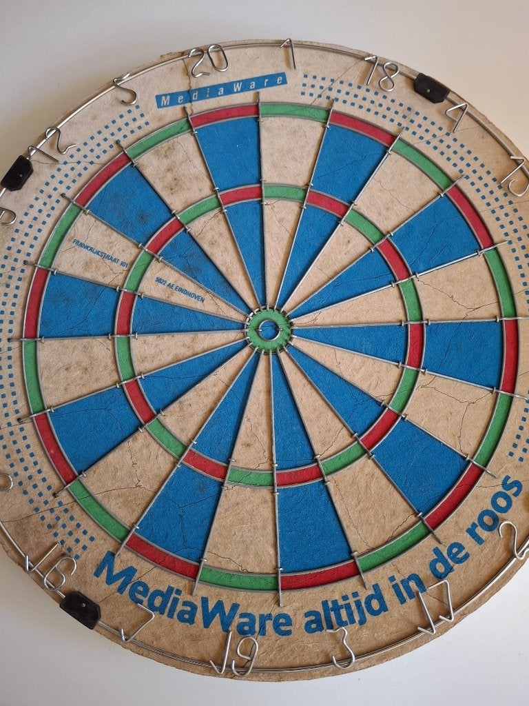 Dartbord met 2 setjes Winmau pijltjes (tikje retro), Ophalen, Zo goed als nieuw, Dartbord