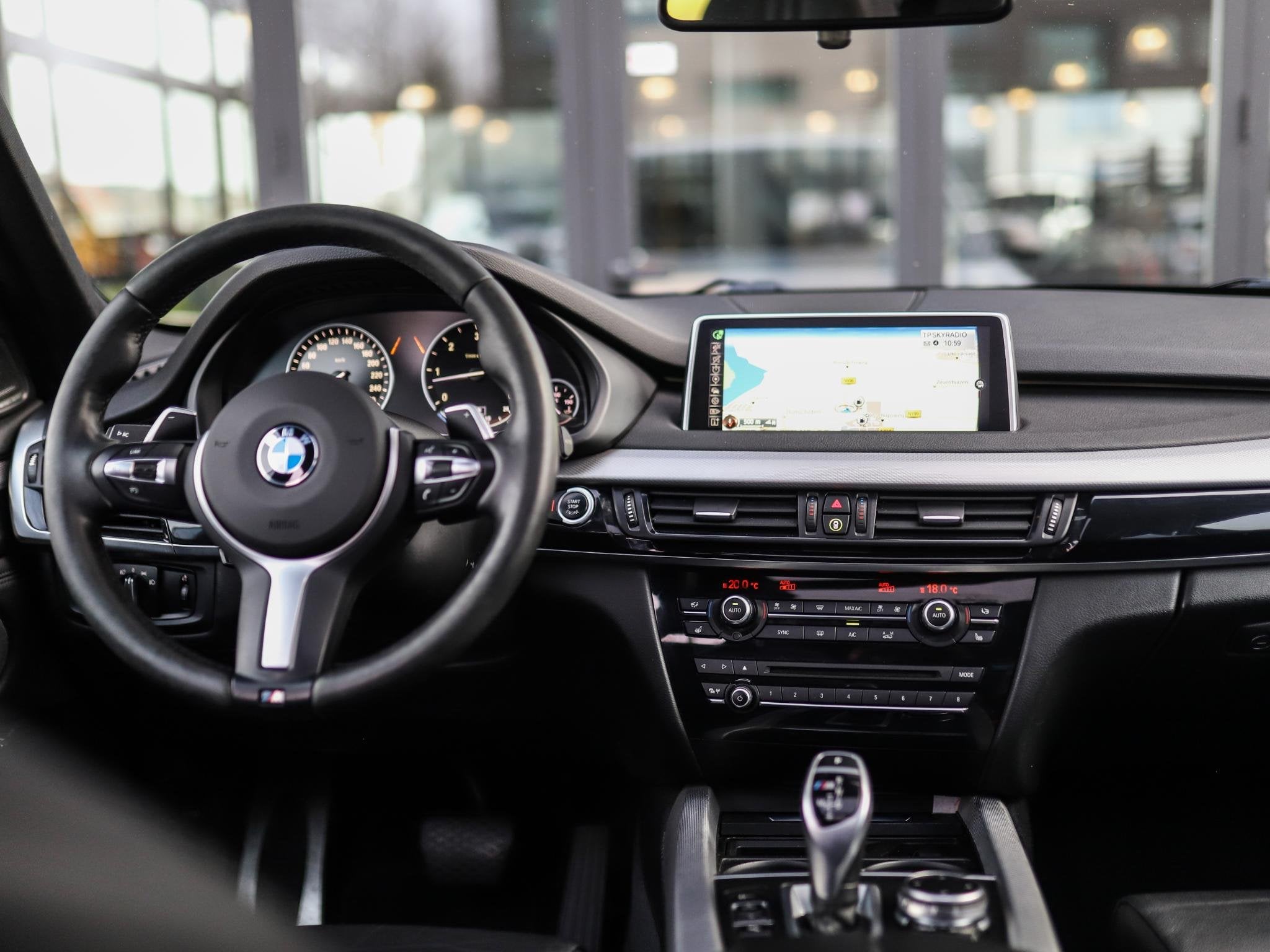 BMW X5 M50d | Trekhaak | HUD | Pano | Stuurverwarming | H/K, Automaat, 15 km/l, 2993 cc, Leder