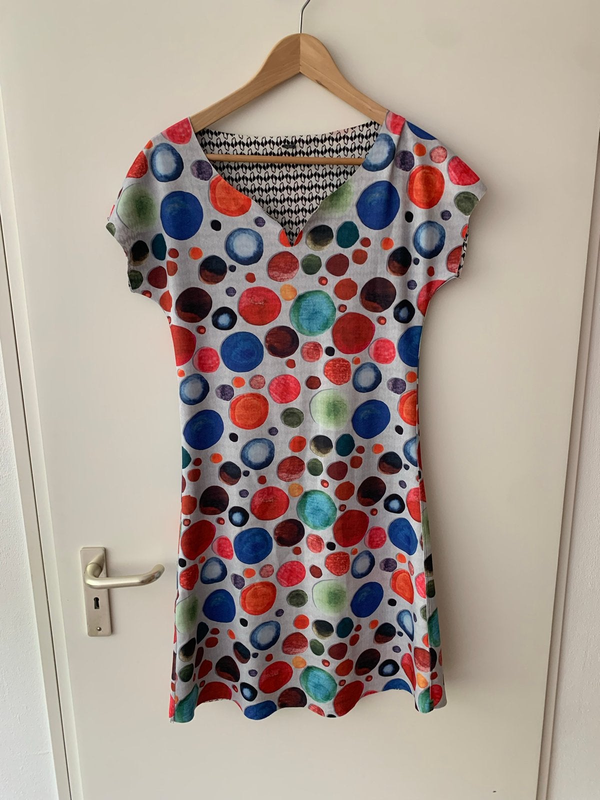 Reversible jurk met stippen en zwanenprint maat S, Kleding | Dames, Meerkleurig, Ophalen of Verzenden, Zo goed als nieuw, Knielengte