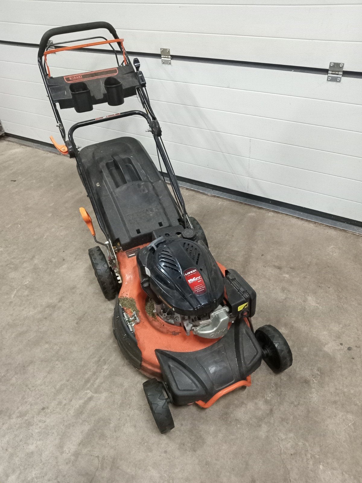 Zelfrijdende grasmaaier met defecte uitlaat (motor goed), Tuin en Terras, Grasmaaiers, Ophalen of Verzenden, Gebruikt