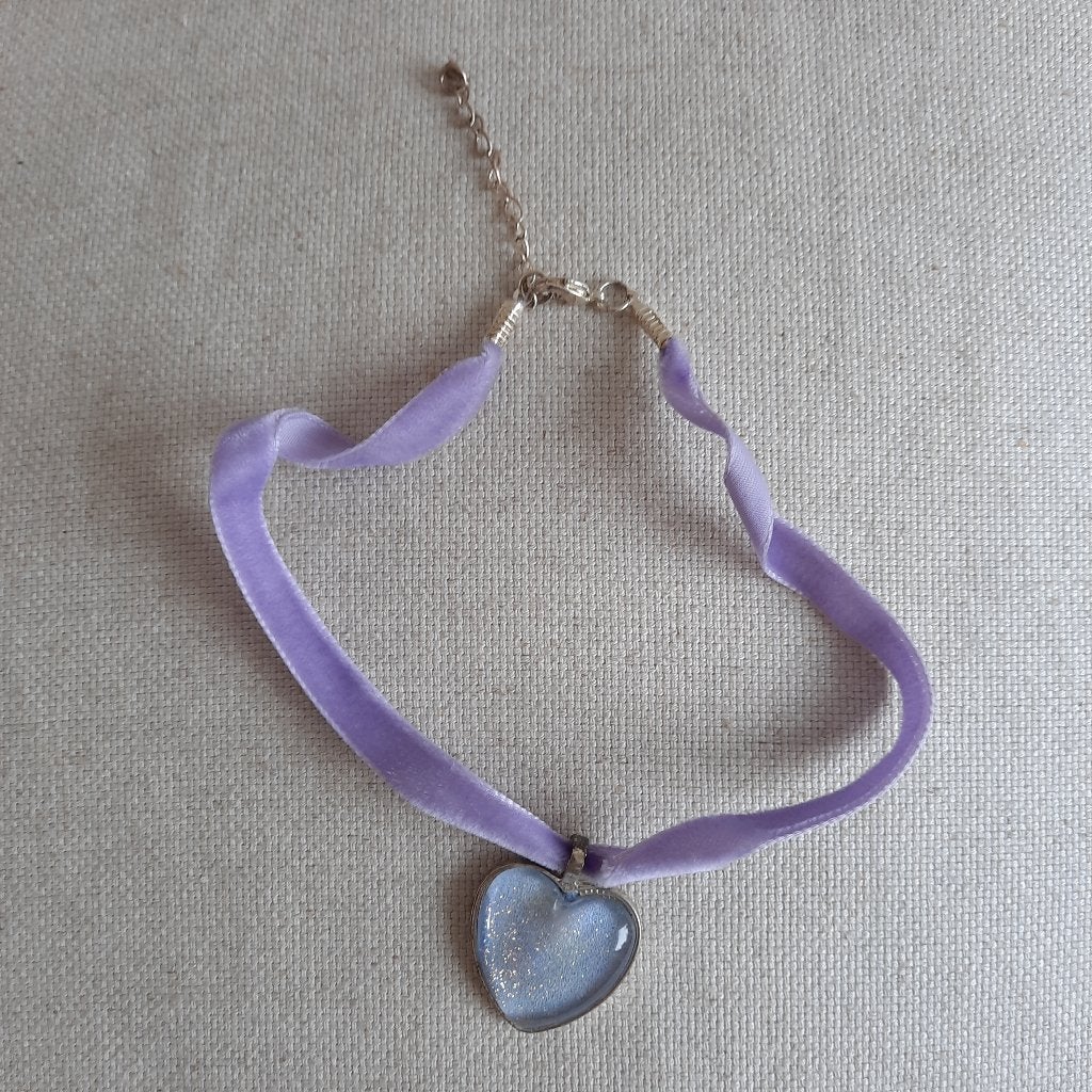 Ketting lila velours bandje met groot hart, Sieraden, Tassen en Uiterlijk, Kettingen, Ophalen of Verzenden, Paars, Overige materialen