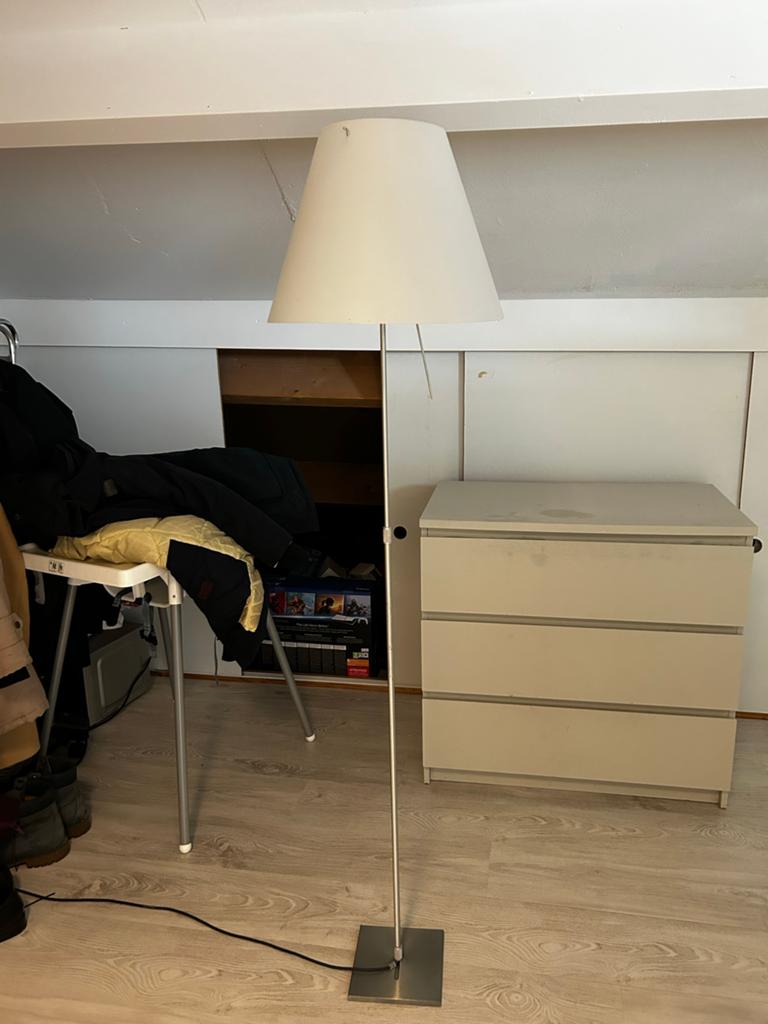 Moderne staande lamp met witte kap, Huis en Inrichting, Lampen | Vloerlampen, Ophalen of Verzenden, Gebruikt, Metaal, 150 tot 200 cm