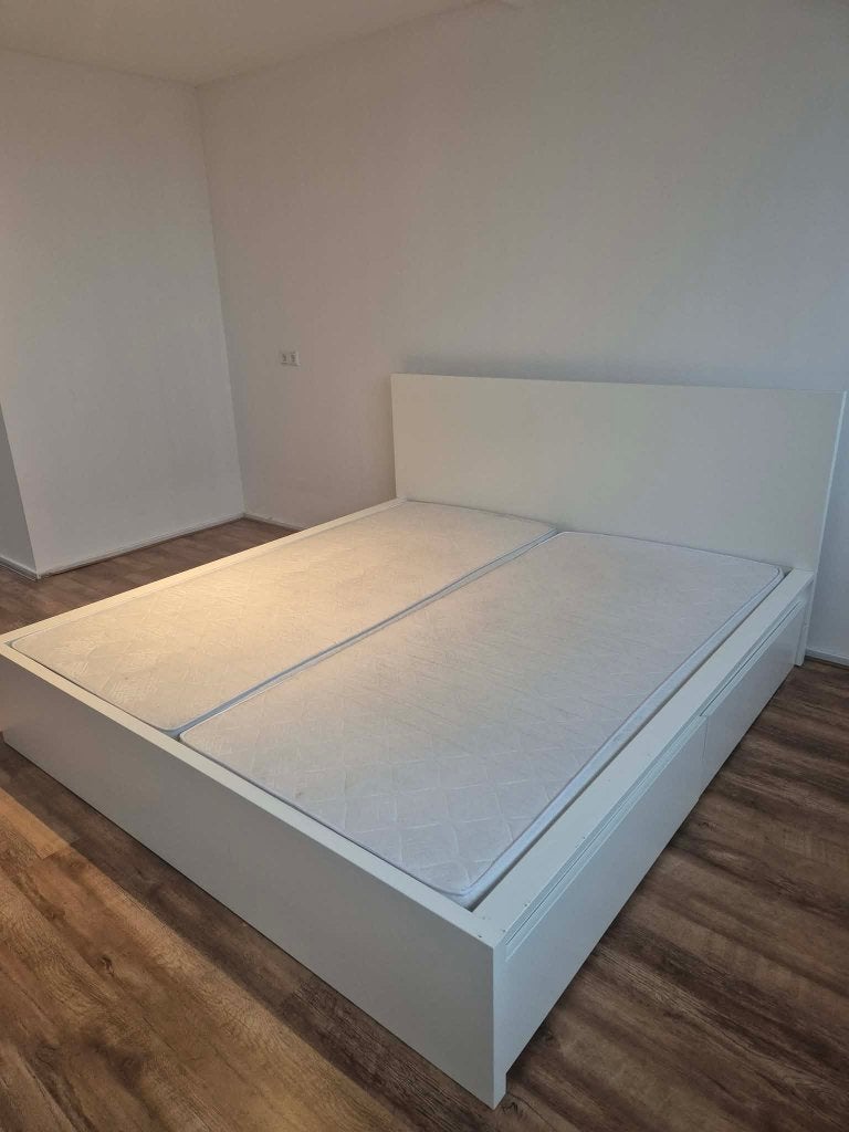 King Bed (with storage) + Mattress, Ophalen, Wit, Tweepersoons, Zo goed als nieuw
