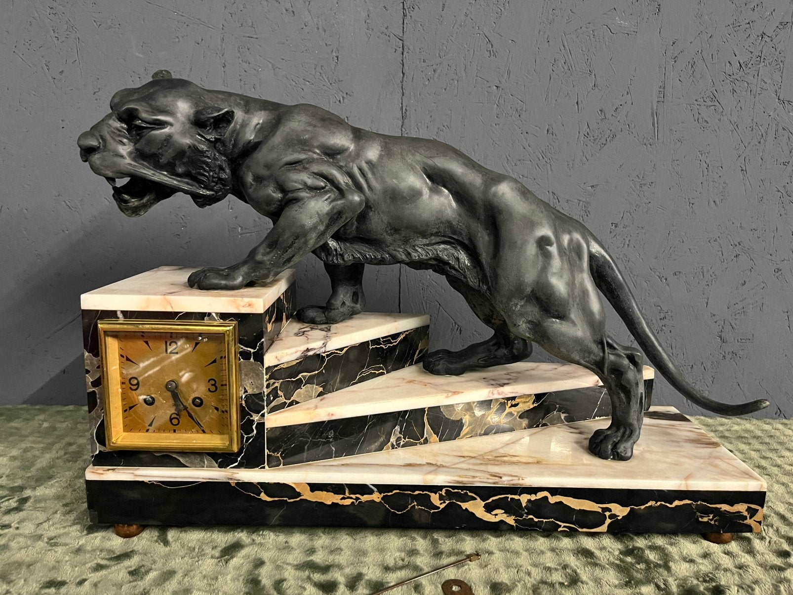 Grote Art Deco-pendule met panter en marmer – 55 cm breed, Ophalen