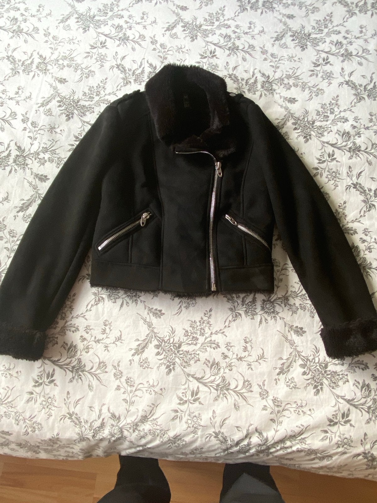 Zara TRF collectie zwarte suède look jas met bontkraag, Ophalen of Verzenden, Zo goed als nieuw, Maat 34 (XS) of kleiner, Zwart