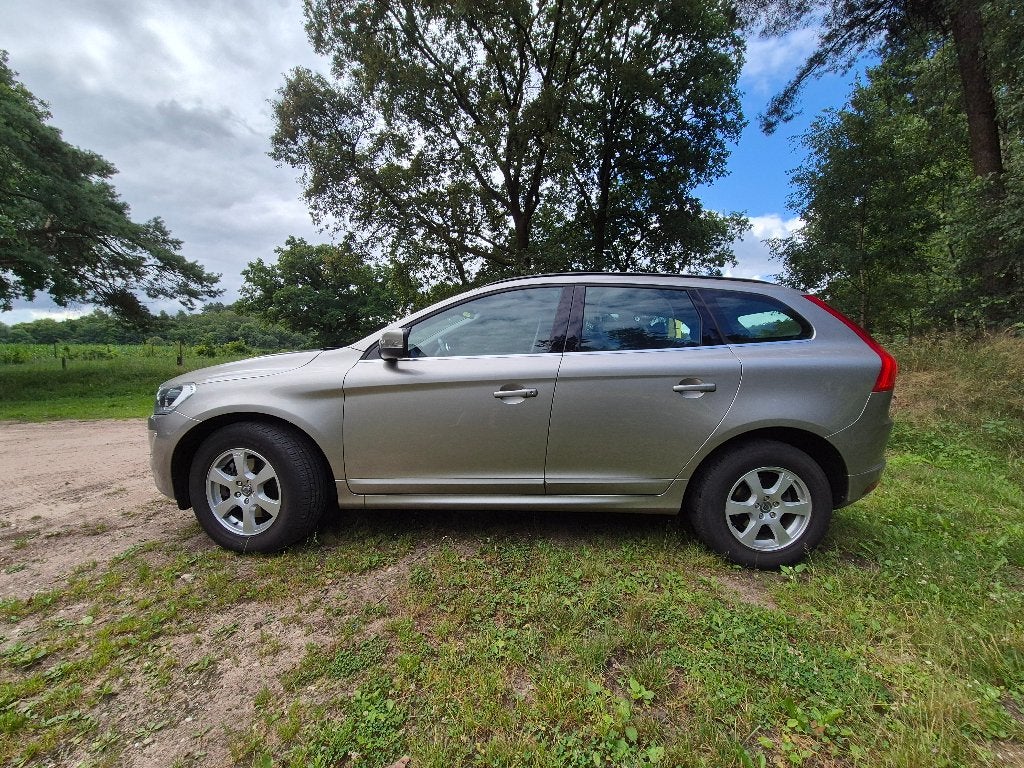 Volvo XC60 2.0 T5 AUT Momentum 2014, Auto's, Volvo, 15 km/l, Zwart, 4 cilinders, 1969 cc